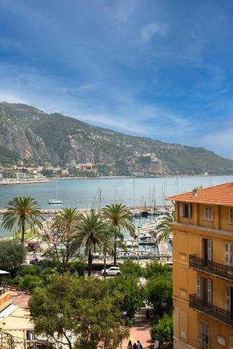 Le Saint Michel,dernier étage, vieux Menton, zone piétonne