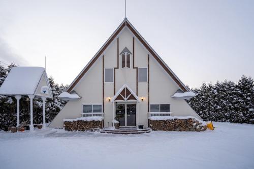 a large white church with snow on the ground at ALL SEASON CAMP - Vacation STAY 21071v in Biei