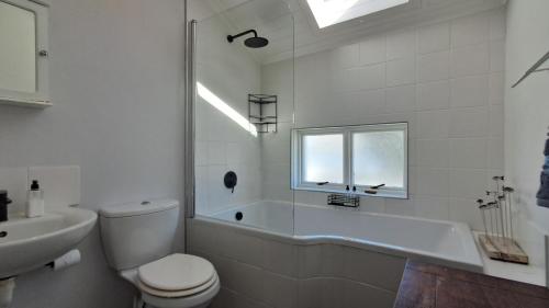 ein weißes Badezimmer mit Toilette und Waschbecken in der Unterkunft 112 The Dunes in Keurboomstrand