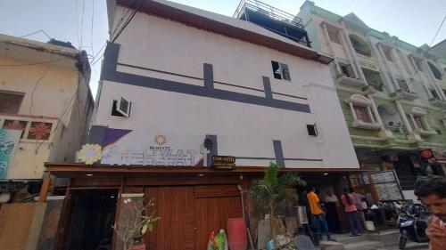 Un edificio con una pintura en el costado. en Hotel M Hyatt, en Hyderabad
