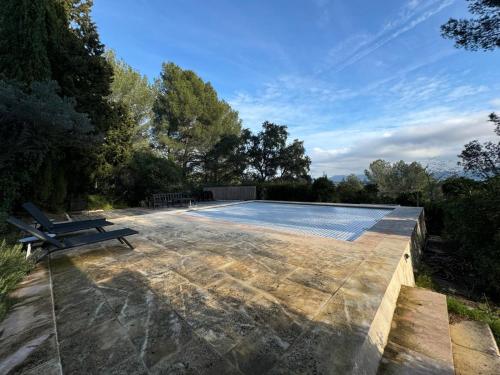 - une piscine avec une table de pique-nique sur la terrasse dans l'établissement Bastide provençale avec piscine, à Marseille
