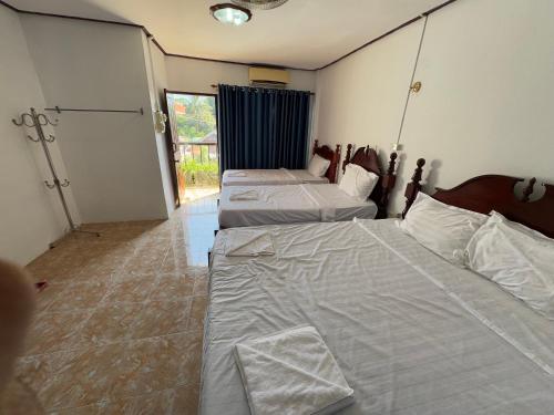Postel nebo postele na pokoji v ubytování Vang Vieng Green Central Hotel