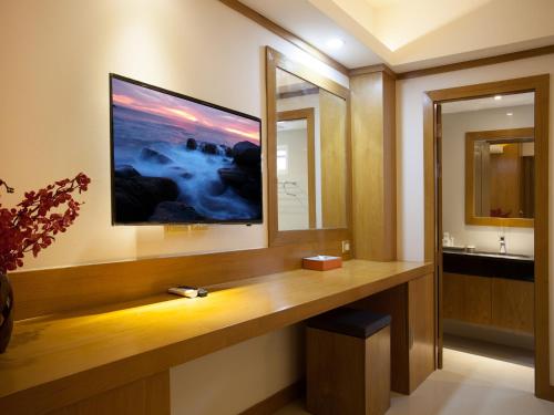 En tv och/eller ett underhållningssystem på Chabana Kamala Hotel
