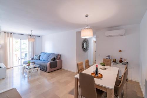 Beachfront Apartment with Pool & Sea View Terrace, Guadalmar Málaga