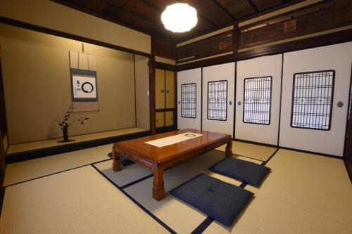 Habitación con mesa y habitación con taquillas. en 金沢之旅宿 あけぼの Kanazawa stay Akebono, en Kanazawa