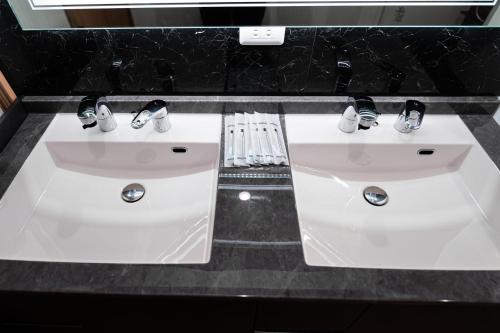 Bilik mandi di SAIEI Hotel