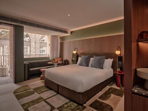 Postel nebo postele na pokoji v ubytování The EVE Hotel Sydney