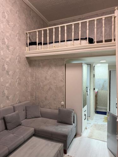 巴库Future Inn Hotel Nizami street的带沙发和楼梯的客厅