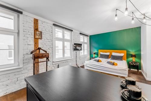 Cama o camas de una habitación en Green Door Mostowa