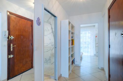 a room with a glass door and a hallway at Angelina 2 pièces vue mer - Bej001 in Cros-de-Cagnes