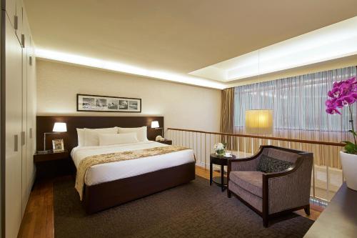 Llit o llits en una habitació de Orchard Scotts Residences by Far East Hospitality