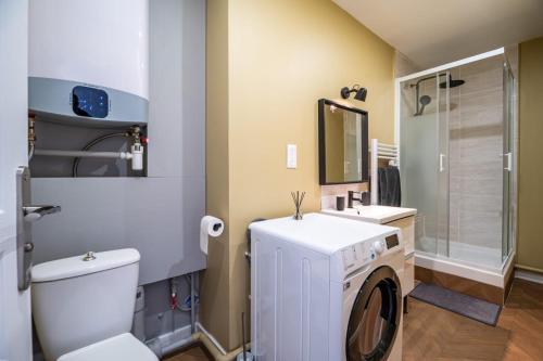 La salle de bains est pourvue de toilettes, d'un lave-linge et d'un sèche-linge. dans l'établissement Appartement Rouen Le Stella Hyper Centre à 10 minutes, à Rouen
