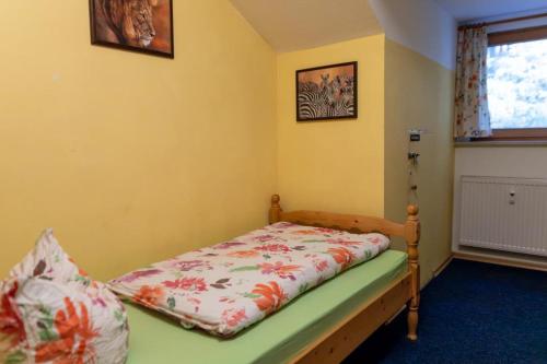 Ένα ή περισσότερα κρεβάτια σε δωμάτιο στο NEU! Reiterhof Finkenmühle Fewo Polly mit Balkon