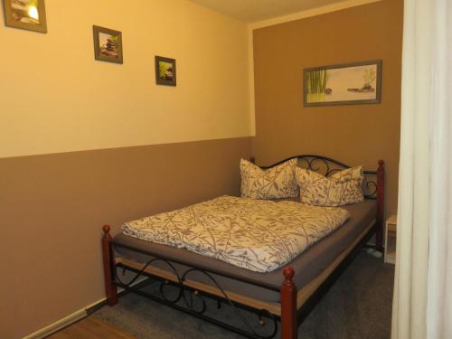 ヴァイセンシュタットにあるNEU! Reiterhof Finkenmühle Fewo Romano mit Balkonの小さなベッド1台