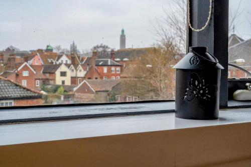 a black vase sitting on a window sill at Contractor and Family friendly Grade II townhouse- 3 bedrooms- free parking in Norwich