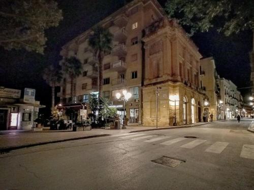 an empty city street at night with a building at B&B Porta di Ponte in Agrigento