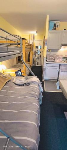 une chambre d'hôpital avec plusieurs lits superposés dans l'établissement Charmant studio tout équipé Auron 4-5p, à Saint-Étienne-de-Tinée