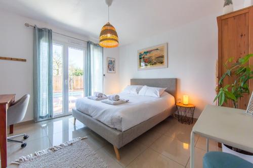 Katil atau katil-katil dalam bilik di Villa Goya avec piscine à Arès