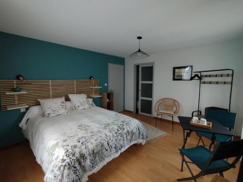une chambre avec un lit, un bureau et une chaise dans l'établissement Chambre d'hôte Nature Domaine du Bagnerot, à La Chapelle-aux-Bois