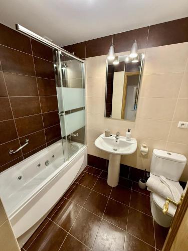 Koupelna v ubytování El Mirador de Charás - Vistas - 6 pax - 2 baños - Wifi - VUT-6773-AS