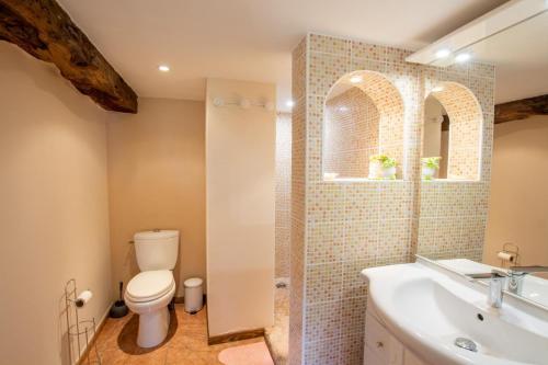 une salle de bain avec toilettes et lavabo dans l'établissement Le tilleul, à Saint-Sauveur