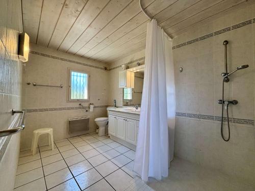 Un baño con ducha, lavabo e inodoro. en Maison 4 pièces 8 couchages Saint Pierre d'Oléron SPO000-325, en Saint-Pierre-dʼOléron