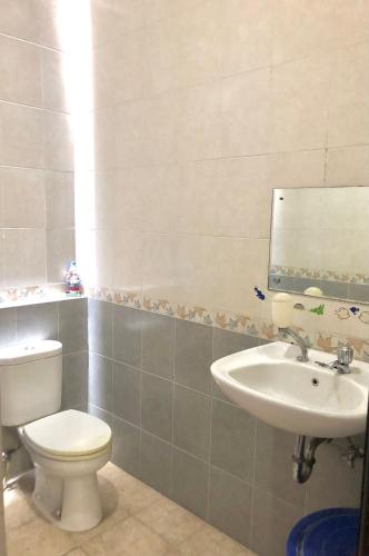 a bathroom with a toilet and a sink at Serafinna Guest House in Surabaya