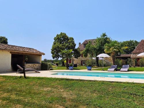 une maison avec une piscine dans une cour dans l'établissement Prune, à Saint-Sauveur