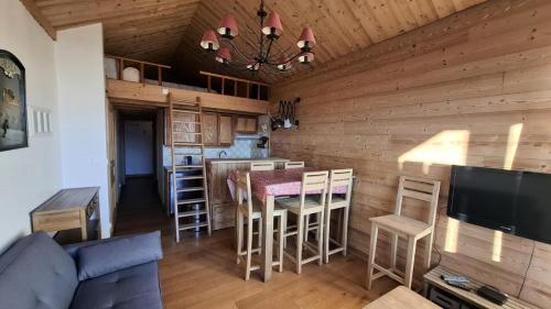 une cuisine et un salon avec une table et des chaises dans l'établissement Résidence Karen - APPARTEMENT ALPE D'HUEZ COGNET-PIEDS DES PISTES MAE-8911, à Huez