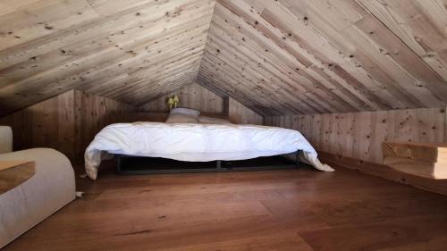 une chambre avec un lit dans une pièce en bois dans l'établissement Résidence Karen - APPARTEMENT ALPE D'HUEZ COGNET-PIEDS DES PISTES MAE-8911, à Huez