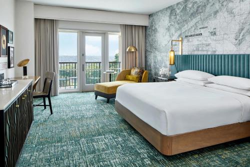 フローレンスにあるRenaissance Shoals Resort & Spaの大きなベッドと机があるホテルの部屋