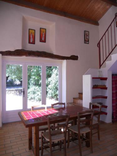 une salle à manger avec une table et des chaises en bois dans l'établissement La Bergerie, à Deaux
