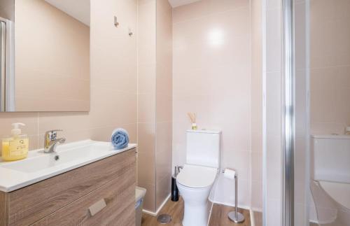 a white bathroom with a toilet and a sink at Acogedor apartamento en Leganés in Leganés