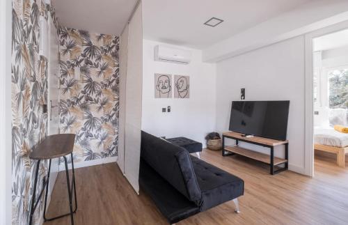 a living room with a couch and a flat screen tv at Acogedor apartamento en Leganés in Leganés