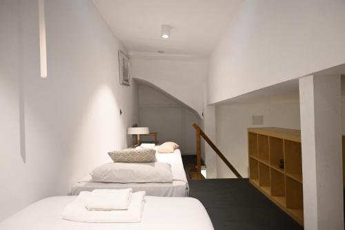 een slaapkamer met 3 bedden en een trap bij Homenfun Barcelona Vallcarca in Barcelona