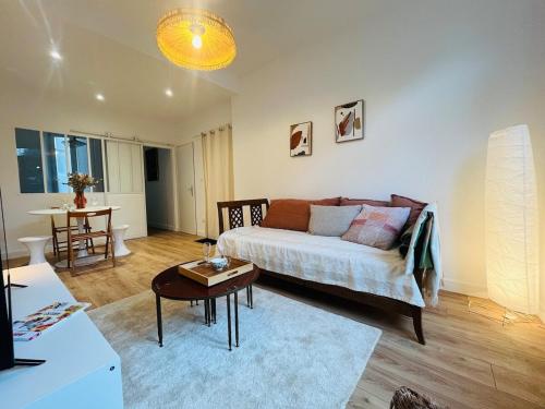 un salon avec un canapé et une table dans l'établissement Casa Predali, à Angers