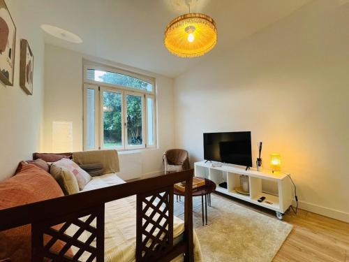 un salon avec un canapé et une télévision dans l'établissement Casa Predali, à Angers