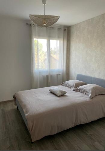 Ένα ή περισσότερα κρεβάτια σε δωμάτιο στο Maison Moderne Saint-Genis-Laval
