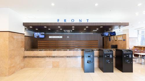 札幌市にある東横INN札幌すすきの交差点の商店街の冷蔵庫の並ぶ店