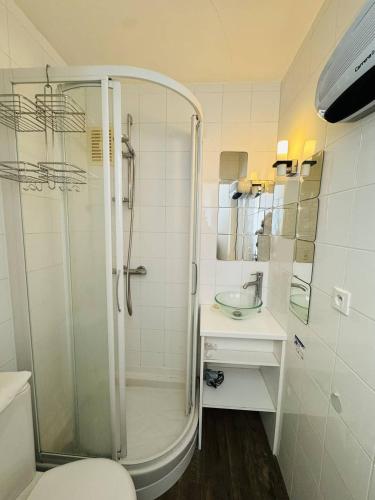 une salle de bain avec douche et lavabo dans l'établissement Ty Talmor, studio vue mer exceptionnelle, à Carnac