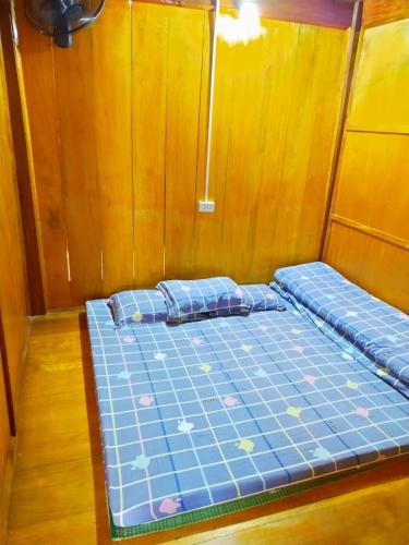 a large bed in a room on a boat at Homestay duy mạnh gần suối nước khoáng nóng trạm tấu in Cham Ta Lao