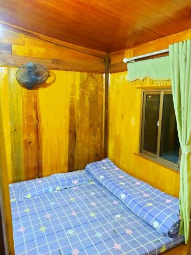 a small bed in a room with a window at Homestay duy mạnh gần suối nước khoáng nóng trạm tấu in Cham Ta Lao