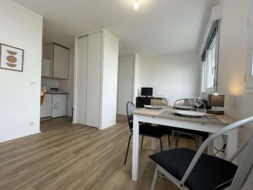 une pièce avec une table et des chaises et une cuisine dans l'établissement Appt Studio LA ROCHELLE - LR110-F41, à La Rochelle