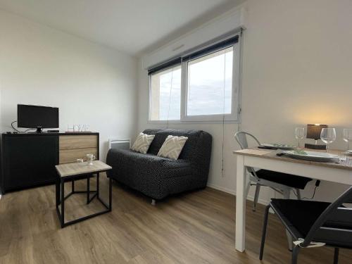 un salon avec un canapé et un bureau dans l'établissement Appt Studio LA ROCHELLE - LR110-F41, à La Rochelle