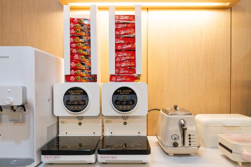 a kitchen with a microwave and a coffee maker and a mixer at Cheonan H-Avenue Cheonan Buldang in Cheonan