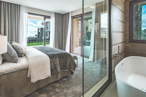 a bedroom with a bed and a bath tub and a tub at LO- Los Olivos Benahavis by Roomservices in Benahavís