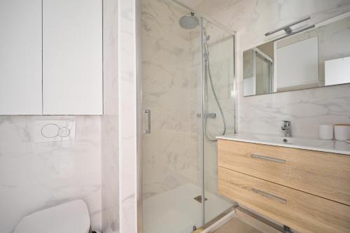 une salle de bain avec une douche, des toilettes et un lavabo dans l'établissement Grand 2P - Neuf - Proche Paris, aux Lilas
