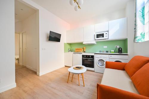 un salon avec un canapé et une table dans l'établissement Grand 2P - Neuf - Proche Paris, aux Lilas