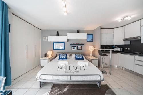 - une chambre avec un grand lit dans une cuisine dans l'établissement 2 pièces - Très proche Croisette et Palais des Festivals, à Cannes