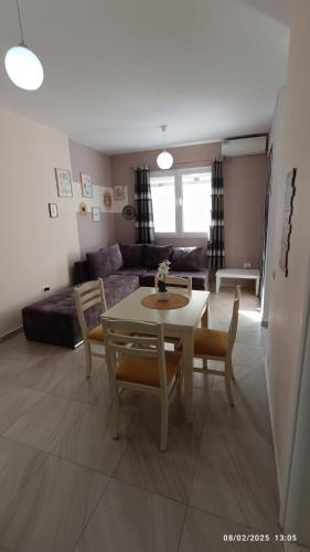 ein Wohnzimmer mit Tisch, Stühlen und Sofa in der Unterkunft ILSA Apartment in Durrës